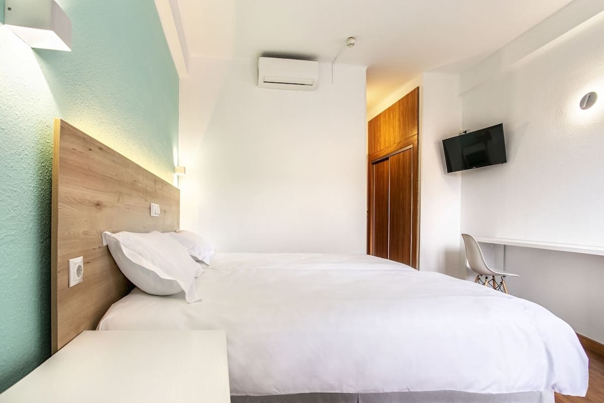 Comfort tvÄbÀddsrum | Skrivbord, arbetsyta för laptop, mörklÀggningsgardiner och gratis wi-fi