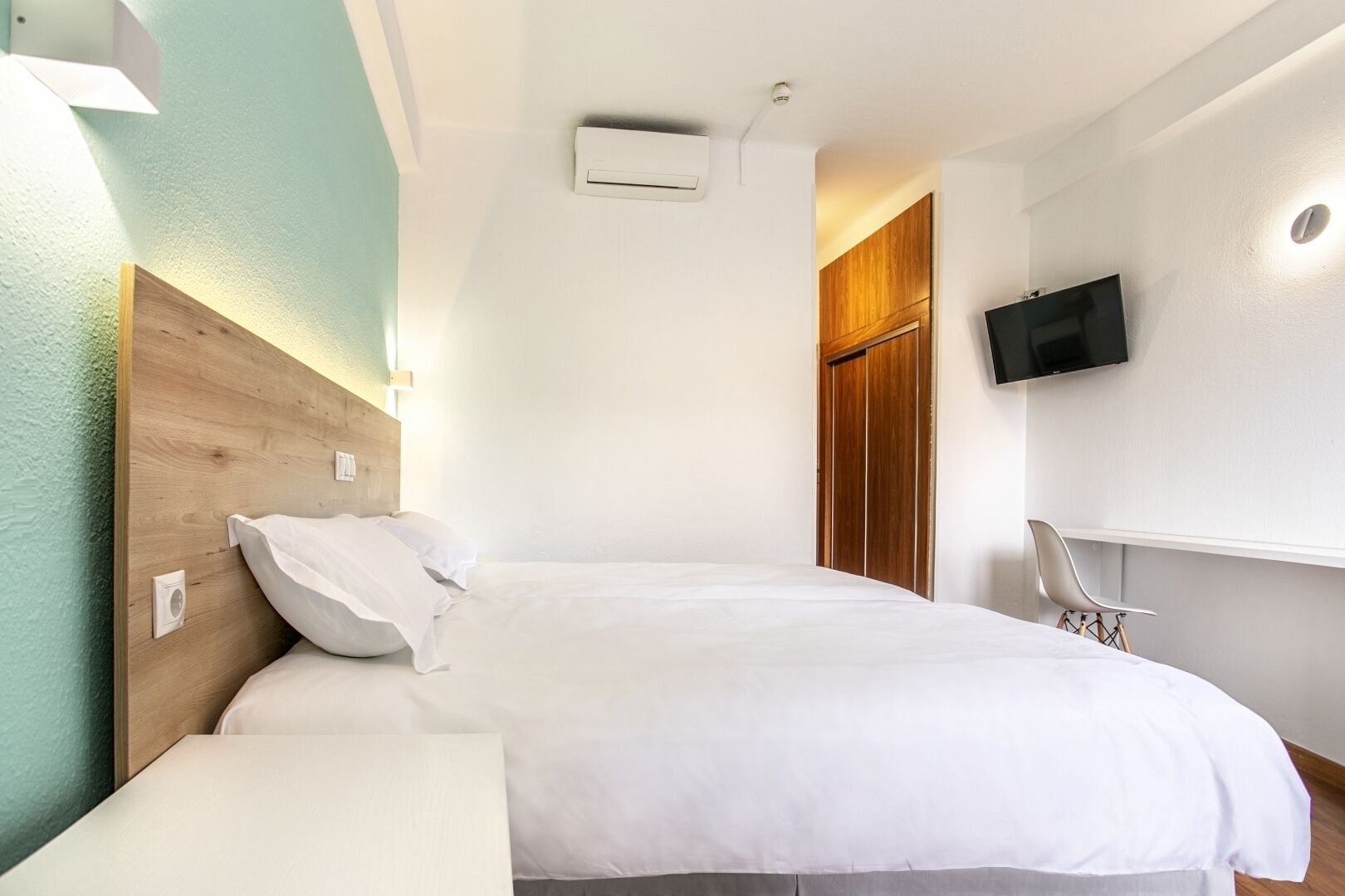 Escritorio, espacio para trabajar con laptop y cortinas blackout 
