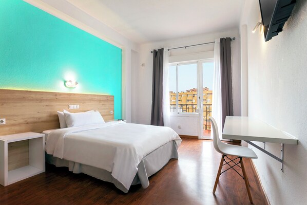 Bureau, espace de travail pour ordinateur portable, rideaux occultants