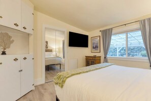 Interior - Cottage By The Bay by Avantstay 0.5mi to Beach! (Freeland)