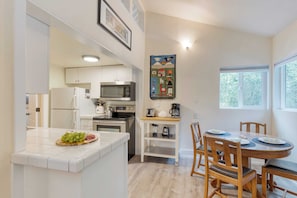 Talo (2 Bedrooms) | Yksityinen keittiö | Jääkaappi, mikroaaltouuni, uuni, liesi