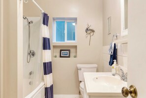 House (2 Bedrooms) | Interior - Cottage By The Bay by Avantstay 0.5mi to Beach! (Freeland)
