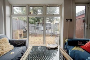 デスク、ベッドシーツ