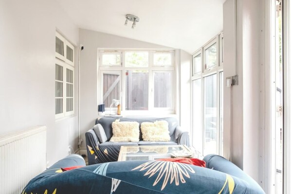 デスク、ベッドシーツ