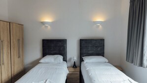 1 slaapkamer, een strijkplank/strijkijzer, beddengoed