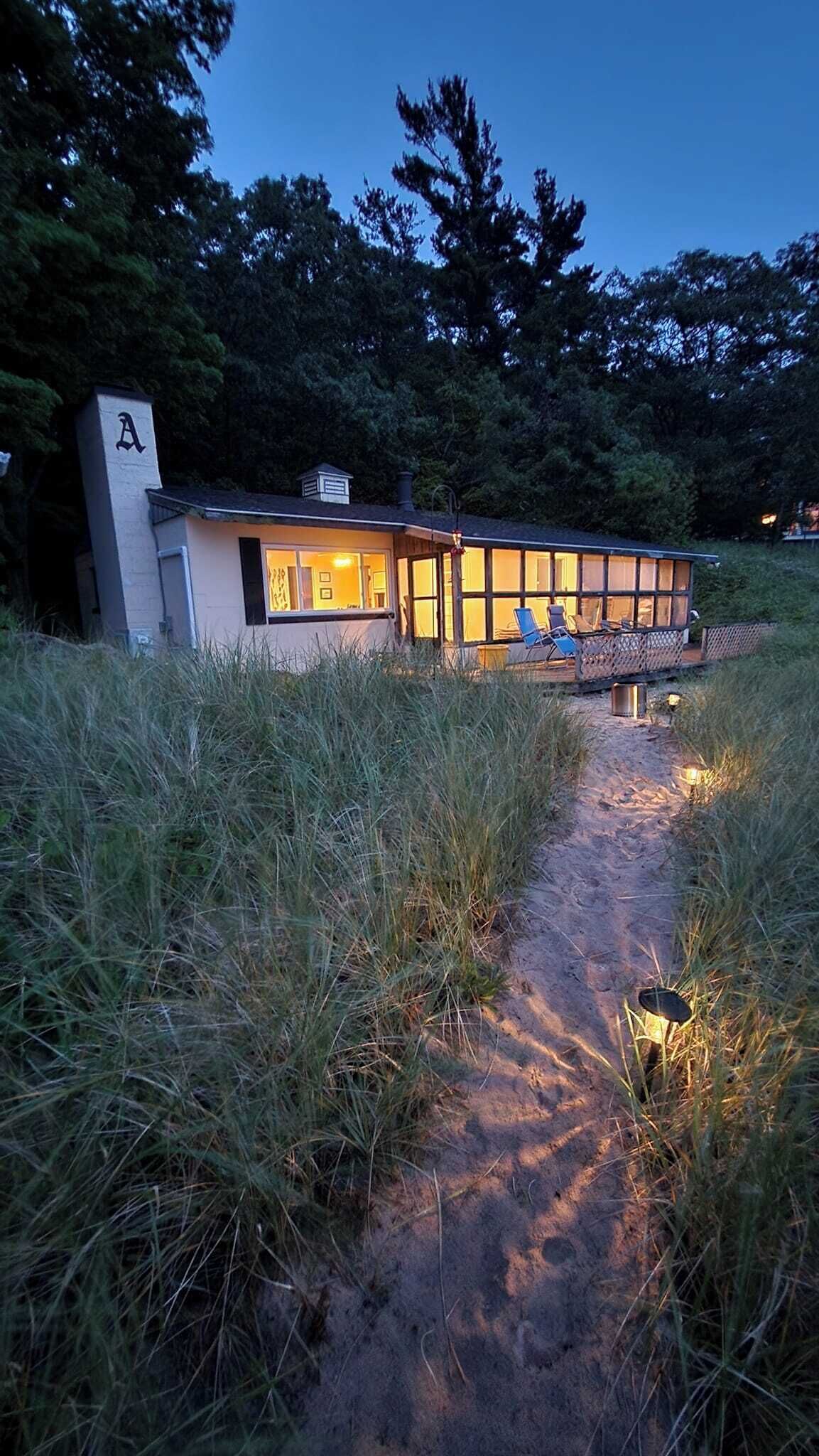 Charming 3-bedroom cottage RIGHT ON LAKE MICHIGAN with AC/HEAT/WIFI