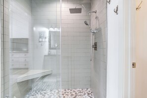 Dusche, Haartrockner, Handtücher
