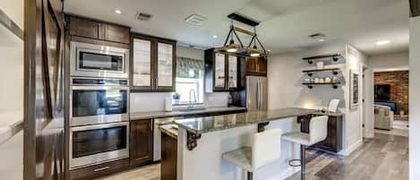 Geladeira, micro-ondas, fogão, cooktop