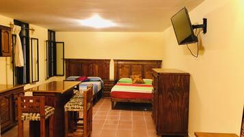 Comfort Studio, 6 Bedrooms, Kitchenette, City View | Living area