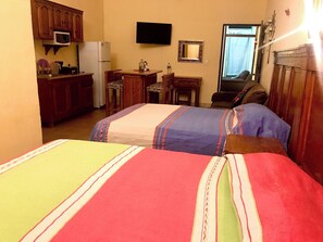 Comfort Studio, 6 Bedrooms, Kitchenette, City View | Desk, iron/ironing board, free WiFi - departamentos suites Guanajuato (Guanajuato)