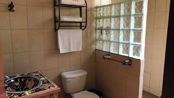 Comfort Studio, 6 Bedrooms, Kitchenette, City View | Bathroom