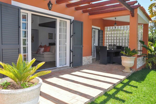 Outdoor dining - Villa Cari Golf (Loulé)