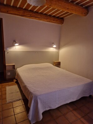 1 bedroom, WiFi, bed sheets - 30 min from Mont Ventoux, comfortable apartment in old Provencal farmhouse. (Monteux)