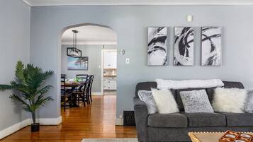 Smart TV, lareira, mesa de pingue-pongue