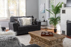 TV connectée, cheminée, table de tennis de table