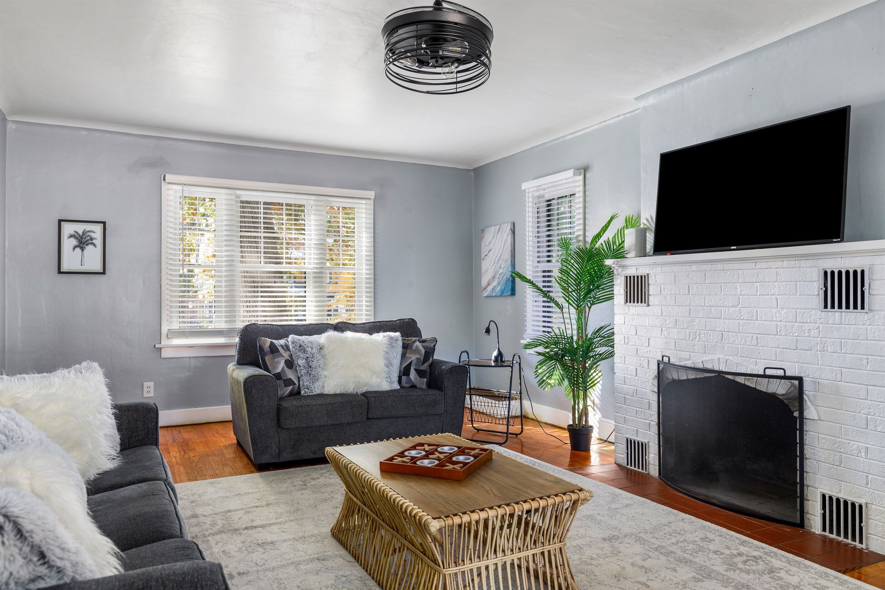 Een smart-tv, een open haard en een tafeltennistafel