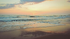 A beach with waves and a sunset. - Paradiso 3 Bedroom Ground Floor 108 (Kingscliff)