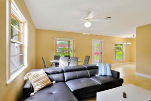 Smart TV - Fenced tropic home ⛱️with outdoor area 3bed/1bath (Deerfield Beach)