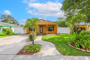 Exterior - Fenced tropic home ⛱️with outdoor area 3bed/1bath (Deerfield Beach)