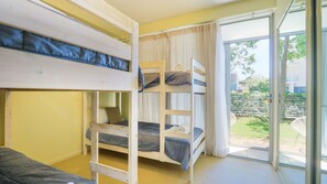 3 dormitorios, tabla de planchar con plancha, ropa de cama