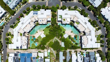 外観. Drift South 34 - Luxurious rooftop holiday apartment with lagoon pool views