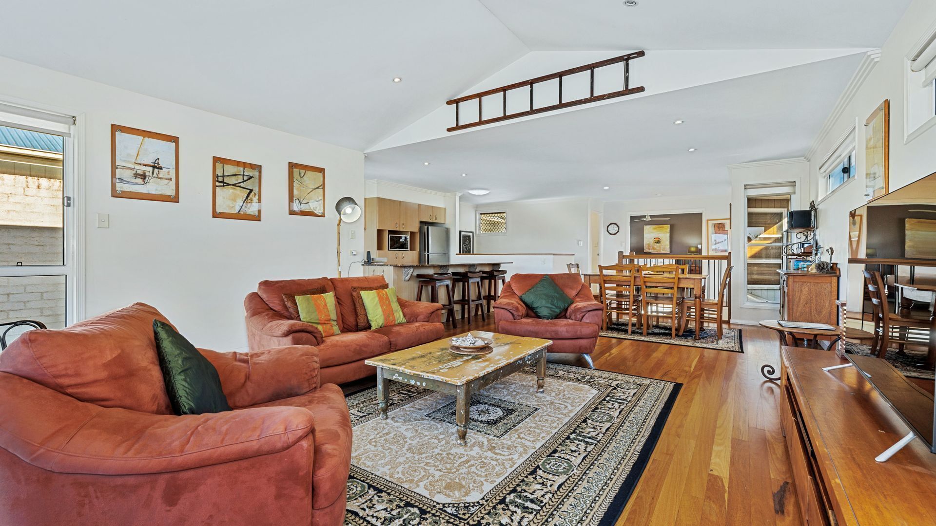 Smart TV, DVD player, books, stereo