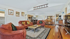 Smart TV, DVD player, books, stereo - Nautica on Marine Parade - Spacious beachfront townhouse by Dreamtime Beach (Kingscliff)