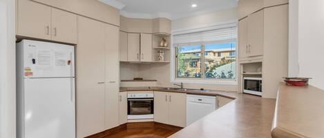 ثلاجة، ميكروويف، فرن، موقد طهي مسطح