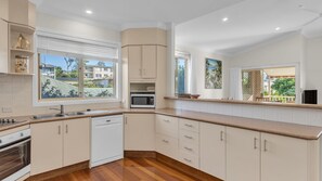 Fridge, microwave, oven, stovetop - Orient Lane On The Hill - Stylish 3-Bedroom Retreat with Ocean Views in Original Kingscliff Village (Kingscliff)