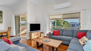 Living area - Orient Lane On The Hill - Stylish 3-Bedroom Retreat with Ocean Views in Original Kingscliff Village (Kingscliff)