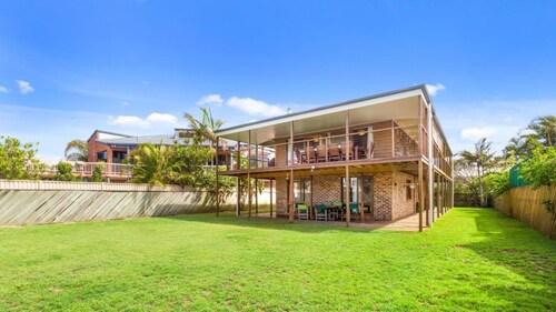 Deckhouse Surfside - Spacious Family Home with Beach Access