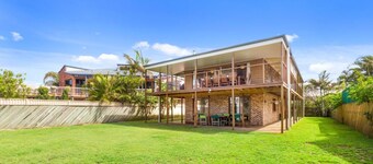 Deckhouse Surfside - Spacious Family Home with Beach Access