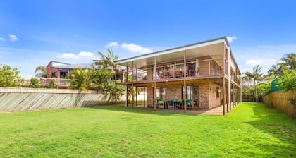 Deckhouse Surfside - Spacious Family Home with Beach Access
