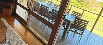 Deckhouse Surfside - Spacious Family Home with Beach Access