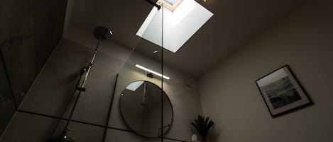 Basic Apartment | Bathroom