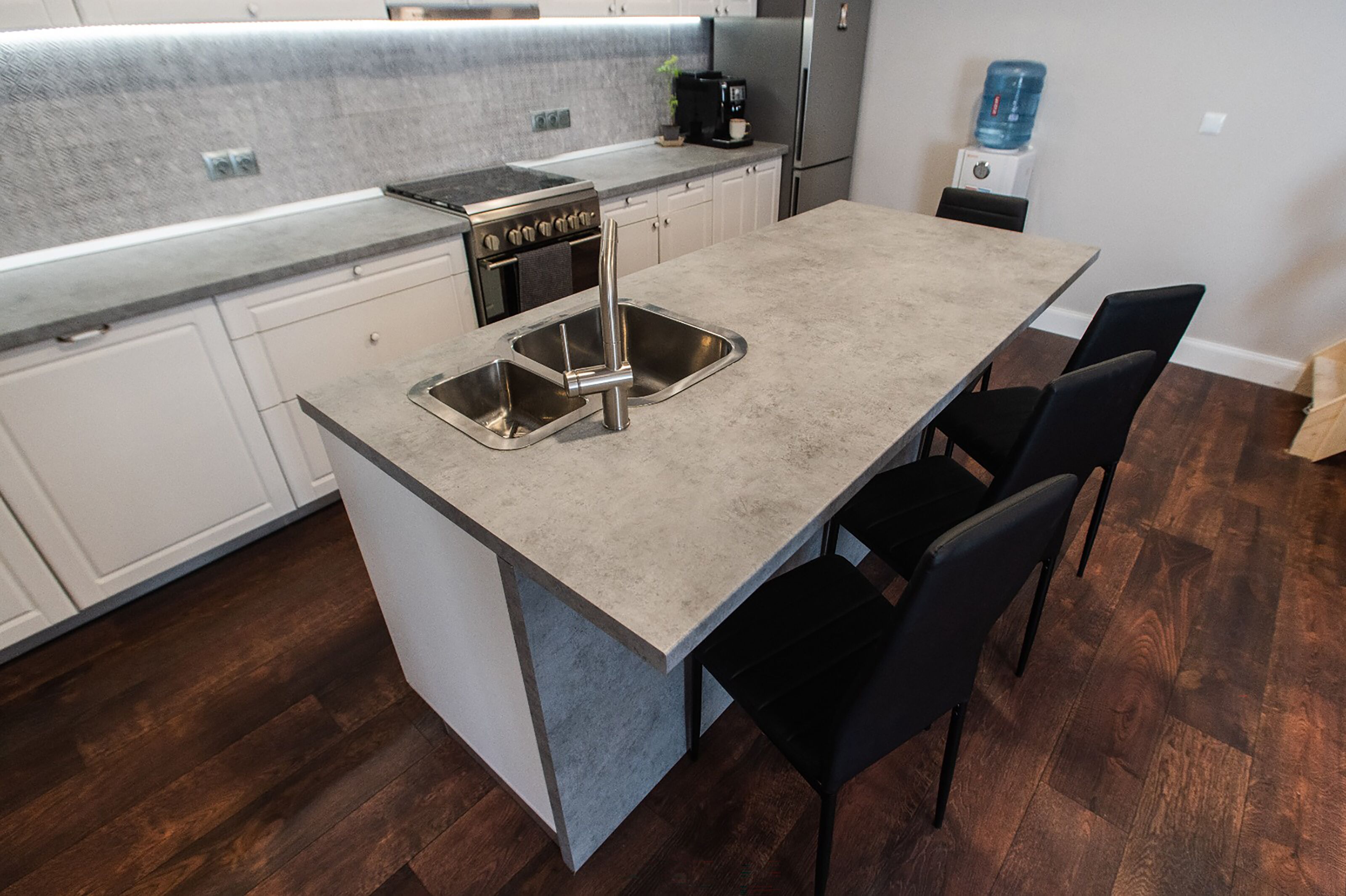 Basic Apartment | Private kitchen | Full-size fridge, microwave, oven, stovetop