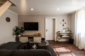 Basic Apartment | Living area - Midtown Sibiu - Cozy Apartment in Sibiu (Sibiu)