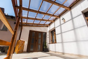 Vista frontal de la propiedad