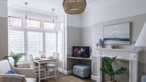 Un salon équipé d’une télévision, d’une cheminée et d’un coin repas.