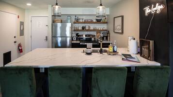 Réfrigérateur, micro-ondes, four, plaque de cuisson