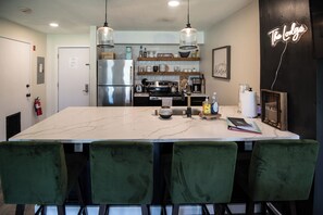 冷蔵庫、電子レンジ、オーブン、コンロ