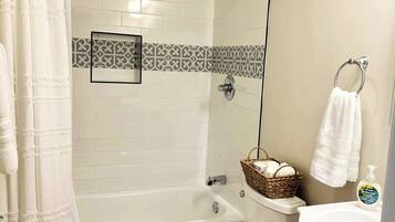 Serviettes fournies, papier toilette