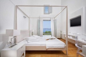 5 bedrooms, iron/ironing board, WiFi, bed sheets