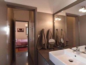 Dusj, hårføner, håndklær og såpe