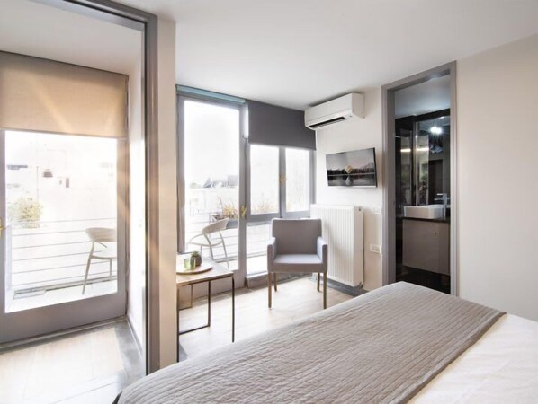 4 bedrooms, iron/ironing board, WiFi, bed sheets - Villa Olivia Philopappou | City Escape Near Acropolis (Athens)