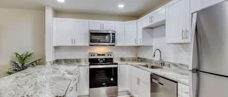 Réfrigérateur, four à micro-ondes, un four, surface de cuisson