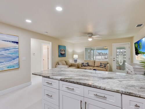 Blue Oasis at Siesta Dreams - private 2BR, 1BA apartment near Fort Myers Beach!