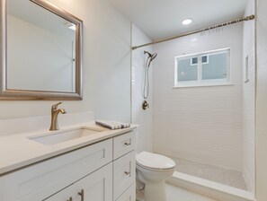 Shower, hair dryer, towels, soap - Blue Oasis at Siesta Dreams - private 2BR, 1BA apartment near Fort Myers Beach! (Fort Myers Beach)