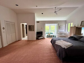3 bedrooms, desk, iron/ironing board, travel cot