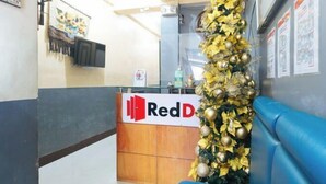 A RedD reception desk with a Christmas decoration. - RedDoorz @ VCat Apartelle Sampaloc Manila (Quezon City)